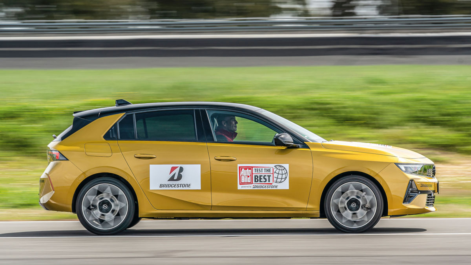 Opel Astra Plug-in vs VW Golf eHybrid: Ένα παιδί μετράει το Astra…